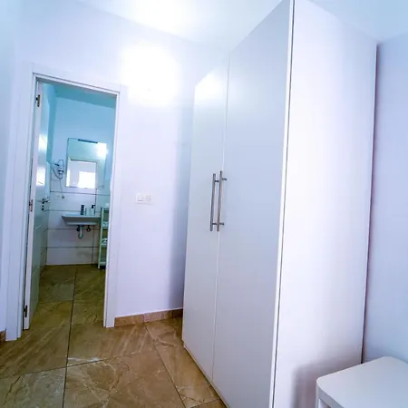 Anjomacar B تيغيسي