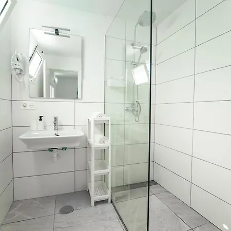 Anjomacar B تيغيسي