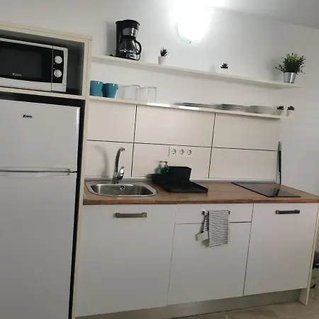 Apartment Anjomacar B