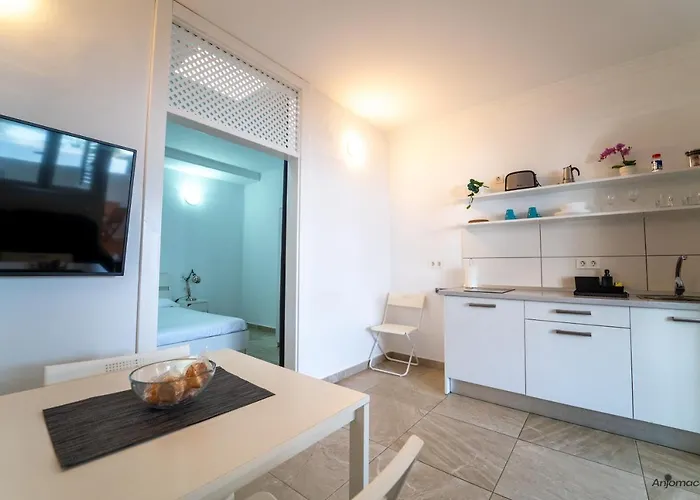 Apartment Anjomacar B